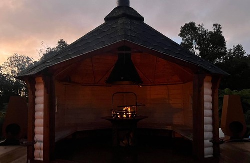 Kaiata Cabine | Viking Hut Odin Set Amid Rainforest w/Hot tub