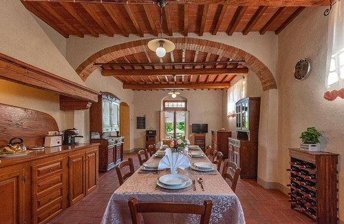 Sant'Andrea in Percussina Villa | Villa Lacustre: Une villa de deux étages caractéristique et accueillante dans le style caractéristique de la campagne toscane.