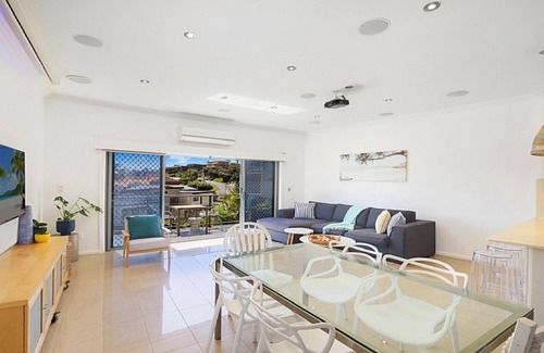 Terrigal Maison | VILA AZUL | Short walk to beach , WIFI | Accom Holidays