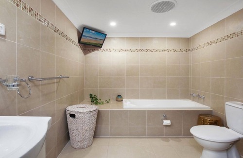 Terrigal Maison | VILA AZUL | Short walk to beach , WIFI | Accom Holidays