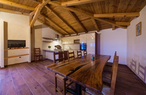 Posedarje Maison | Le Vila Dida Moj with 4 bedrooms est situé à Slivnica et dispose d'une piscine extérieure.
