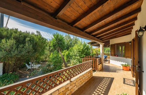 Nuxis Villa | Villa "Rossu" avec vue sur les montagnes, jardin privé, Wi-Fi et climatisation