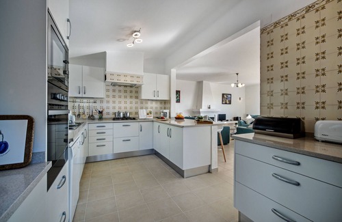 Silves Villa | Villa Susana ~ Heated Pool* ~ Fast Wi-fi Sleeps 6 + 4 cots - Booking 2026 NOW!