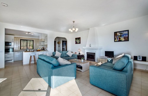 Silves Villa | Villa Susana ~ Heated Pool* ~ Fast Wi-fi Sleeps 6 + 4 cots - Booking 2026 NOW!