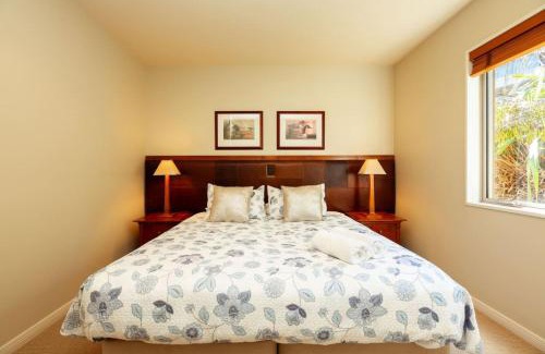 Windwhistle Appartement | Villa 206 - Front Row Golf Views, Terrace Downs