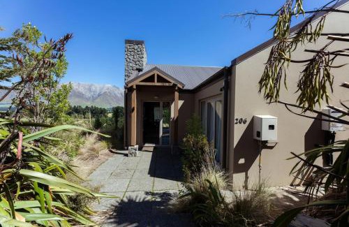 Windwhistle Appartement | Villa 206 - Front Row Golf Views, Terrace Downs