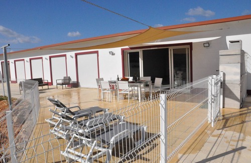 Silves Villa | Villa 5 ch , 6 s.b.,clim ,piscine chauffée du 4/6 au 2/9/22, jardin, fitness.