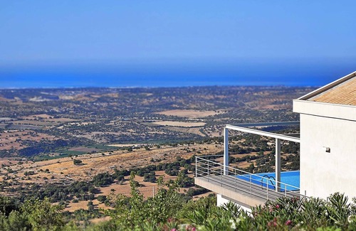 Ragusa Villa | Villa trés panoramique:piscine à débordement,jardin,court de tennis,wi-fi, bbq