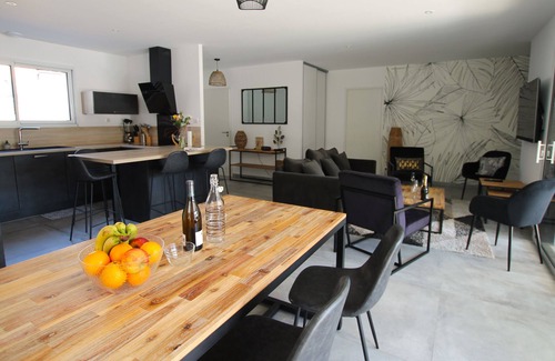 Saint-Vincent-sur-Jard Maison | Villa Agapanthes, perfect in any season, with heated swimming pool