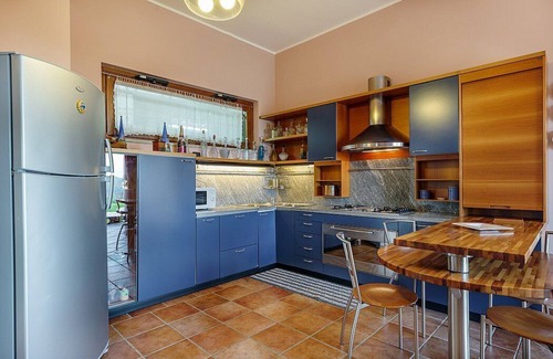 Laureana Cilento Maison | Villa Albatros A: Une charmante villa de deux étages entourée de verdure.