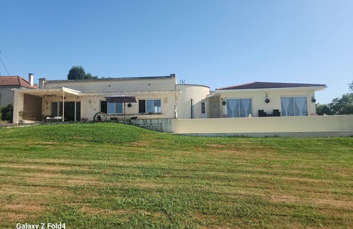 Senac Lit Et Petit-Déjeuner | Villa 'Albert' with Lake View, Wi-Fi and Air Conditioning