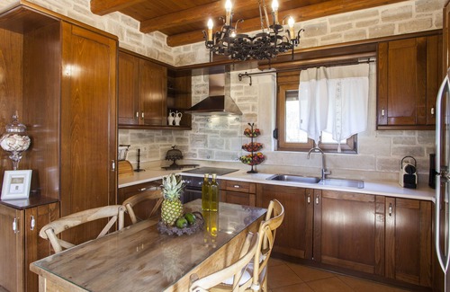 Magnisia Villa | Villa Alea, Villa de luxe en pierre avec piscine privée et décoration délicate.