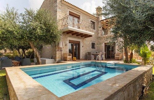 Magnisia Villa | Villa Alea, Villa de luxe en pierre avec piscine privée et décoration délicate.