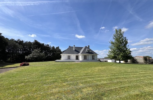 La Garnache Villa | Villa 'Alice 8 Pers Avec Piscine' with Private Pool, Private Terrace and Wi-Fi