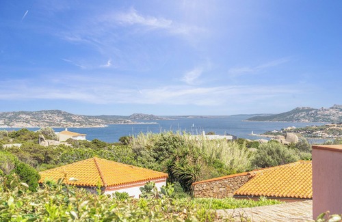 Punta Sardegna Villa | Villa Ari avec vue sur mer, jardin et piscine partagée