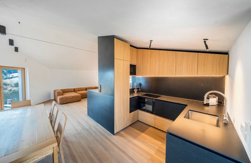 Arias Villa | "Villa Arias" avec vue sur le lac, piscine et Wi-Fi.