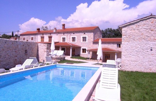 Orihi Maison | Villa Barbara Barban avec piscine privée, mobilier de jardin, jardin, parking gratuit