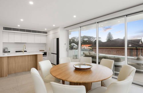 Caves Beach Maison | Villa Bianco- Luxurious six bedroom coastal escape with pool.