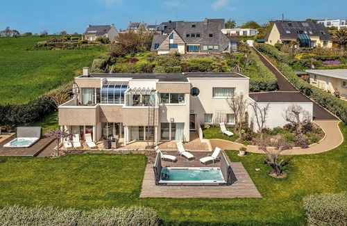 Locmaria-Plouzane Maison | Villa Blue Ocean offers amazing views of the Atlantic ocean. Relax in luxury.