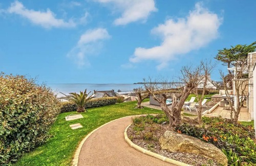 Locmaria-Plouzane Maison | Villa Blue Ocean offers amazing views of the Atlantic ocean. Relax in luxury.