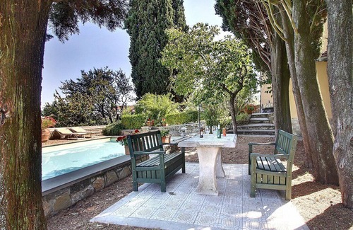 Ponte Agli Stolli Villa | Villa Buonagrazia: Une charmante villa de trois étages dans le style caractéristique de la campagne toscane.