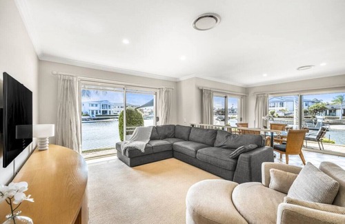 Runaway Bay Maison | Villa by the Canal - Runaway Bay