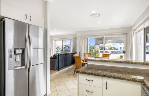 Runaway Bay Maison | Villa by the Canal - Runaway Bay