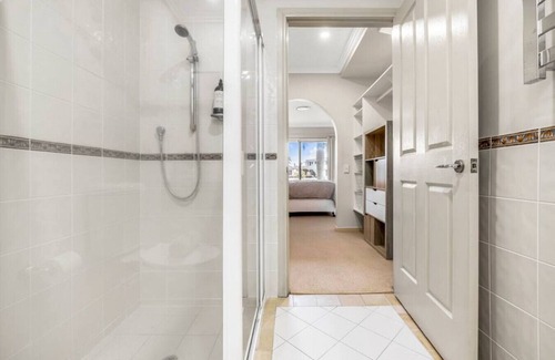 Runaway Bay Maison | Villa by the Canal - Runaway Bay