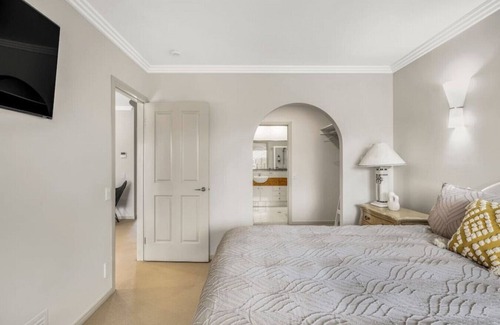 Runaway Bay Maison | Villa by the Canal - Runaway Bay