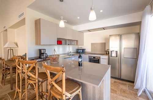 Castelnau-de-Montmiral Villa | Villa 16, villa de lujo con 3 dormitorios y 3 baños, piscina climatizada en finca Chateau con vides