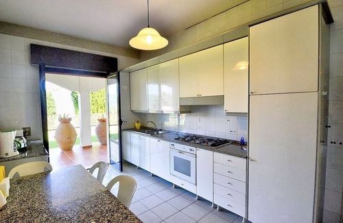 Agropoli Maison | Villa Calipso A: Un appartement agréable et spacieux qui couvre tout le rez-de-chaussée d'une villa située sur un promontoire face à la mer.