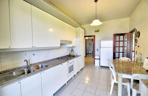 Agropoli Maison | Villa Calipso A: Un appartement agréable et spacieux qui couvre tout le rez-de-chaussée d'une villa située sur un promontoire face à la mer.