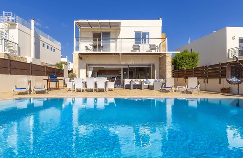 Tremithousa Villa | Villa Callista - Modern Villa that sleeps 8 guests in 4 bedrooms