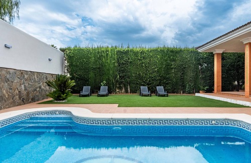 Bormujos Villa | Villa 'Candeleria Sol y Piscina' avec piscine privée, Wi-Fi et climatisation