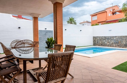 Bormujos Villa | Villa 'Candeleria Sol y Piscina' avec piscine privée, Wi-Fi et climatisation