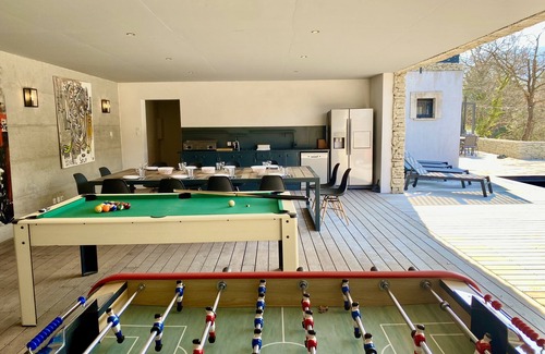 Menerbes Maison | Villa Canopée au village de Ménerbes, Climatisée, piscine chauffée et sécurisée