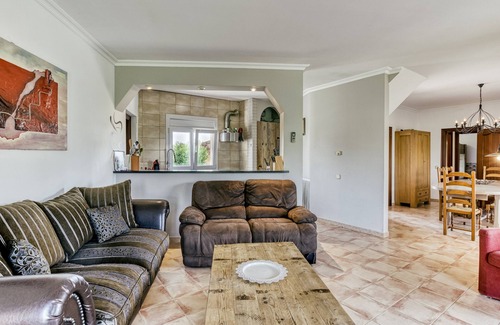 Torroella de Fluvia Villa | Villa 'Casa Flores' avec vue sur les montagnes, piscine partagée et Wi-Fi