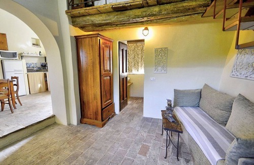 Umbertide Maison | Villa Cenobio D: A characteristic and welcoming apartment that is part of an ancient country house made of stone, with Free WI-FI.