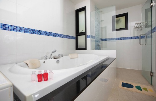 Ban Saiyuan Villa | Villa Chambertin - Villa 3 chambres avec piscine à Rawai