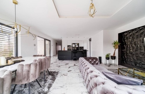 Habsheim Villa | Villa a proximité de la Suisse et de l’Allemagne