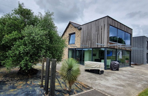 Liffre Maison | VILLA COMBINED MODERNITY AND STONES. IDEAL FOR FAMILY OR WORK