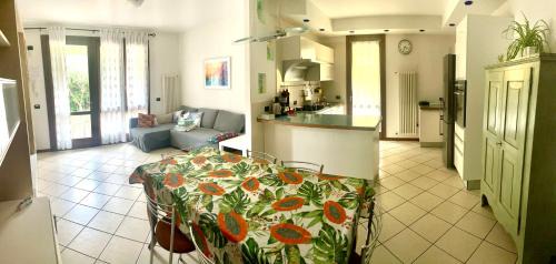 Garda Maison | Villa con ampio giardino esterno e piscina condominiale