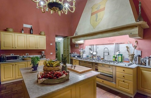 Badia Cantignano Appartement | Villa de luxe pour 26 personnes à 6 km de Lucques. 11 chambres décorées de fresques avec salle de bain