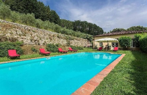 Badia Cantignano Appartement | Villa de luxe pour 26 personnes à 6 km de Lucques. 11 chambres décorées de fresques avec salle de bain