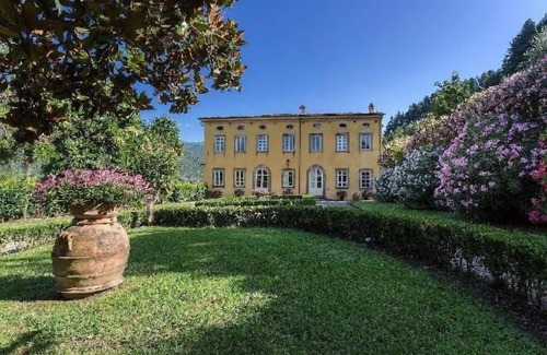 Badia Cantignano Appartement | Villa de luxe pour 26 personnes à 6 km de Lucques. 11 chambres décorées de fresques avec salle de bain