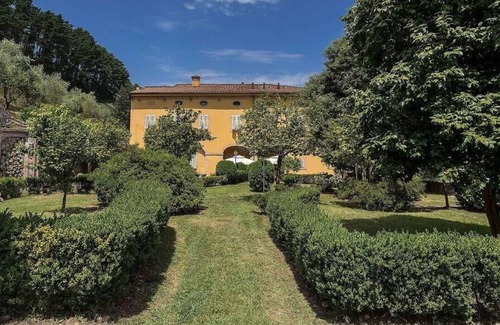 Badia Cantignano Appartement | Villa de luxe pour 26 personnes à 6 km de Lucques. 11 chambres décorées de fresques avec salle de bain