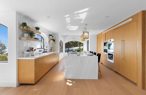 Eastern Malibu Maison | Villa Costera - Tree-Lined Tranquility: 3-Level Entertainer's Dream