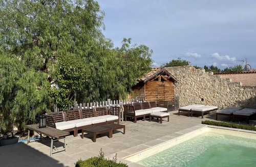 Paulhan Villa | Maison de charme avec piscine à 30 min en voiture de la mer et 15 min du lac