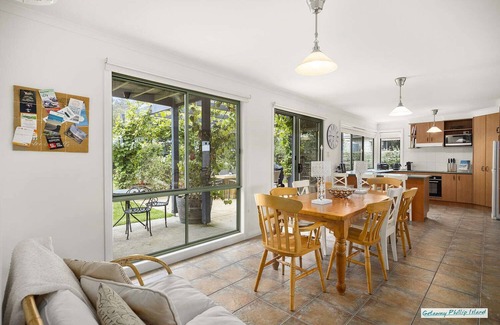 Silverleaves Maison | Location de vacances à Phillip Island pour les familles, 4 chambres, 2 salles de bain, 2 espaces de vie, animaux acceptés