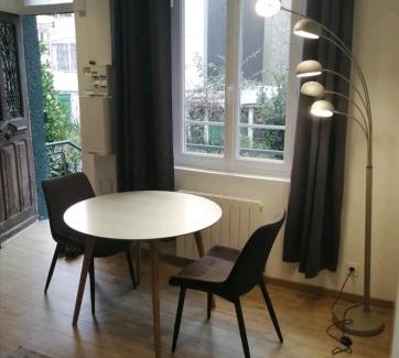 Saint-Charles du Port Appartement | Villa des Roses - Appart T2, 32m2, RDC, vue sur jardin, "Le chic"